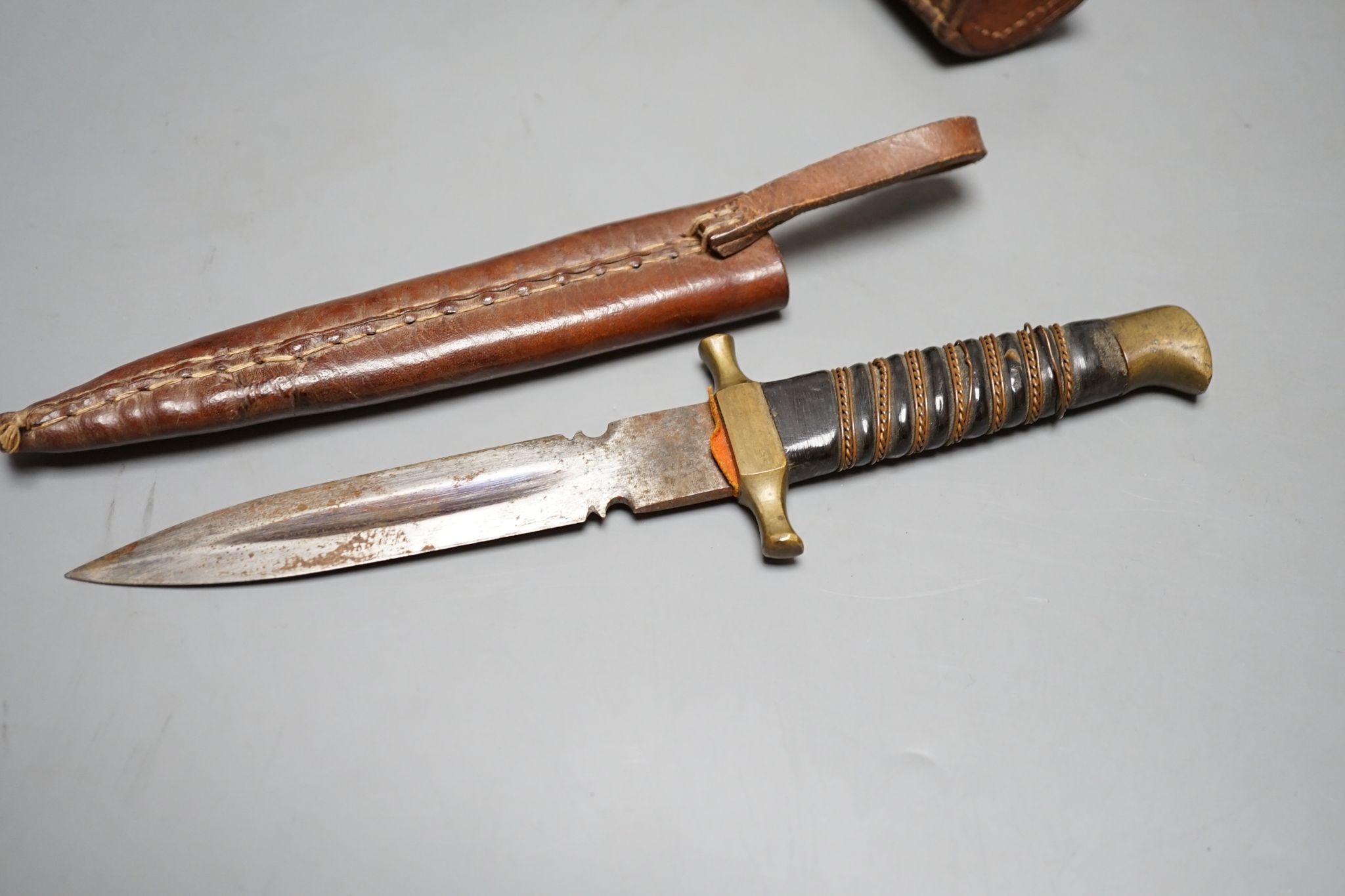 WWI leather accessories including hip flask and dagger, 12cm